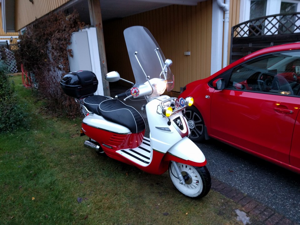 Nytvättad moped och bil